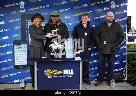 Gewinner-Trainer Paul Nicholls bei der Siegerehrung für Sanctuaire Nach dem Sieg mit Jockey Ruby Walsh in der Wüste williamhill.com Orchideenjagd Stockfoto