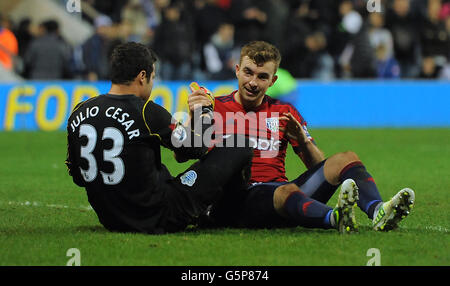 Queens Park Rangers Torhüter Soares Julio Cesar (links) schafft es, den Ball zu sammeln, wie er mit West Bromwich Albions James Morrison kollidiert, nachdem er einen späten Schuss auf das Tor während der FA Cup Third Round Spiel in Loftus Road, London. Stockfoto