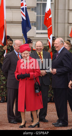 Die Königin teilt einen Witz mit Sir Roger Bannister (rechts) bei den Commonwealth Day Feiern auf dem Vorplatz des Buckingham Palace, London. * in einem spektakulären Send-off, komplett mit Feuerwerk vom Dach des Buckingham Palace, Ballons und Mini-Pop-Konzert, übergab die Queen den Manchester Games Hi-Tech-Taktstock an Sir Roger, der erste Mann, der eine Meile in weniger als vier Minuten gelaufen ist. Es war der Starstart einer 58,000-Meilen-Staffel auf der ganzen Welt, durch 23 Commonwealth-Länder, und zurück nach Großbritannien für die Eröffnung der Spiele im Juli 25, die in Manchester stattfinden wird. Stockfoto