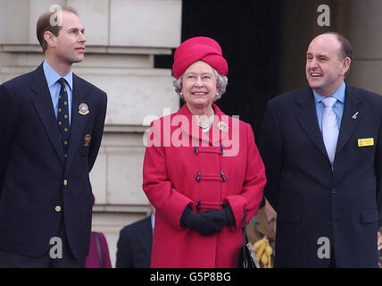 Königin Elizabeth II. Und der Earl of Wessex, begleitet von Charles Allen, dem Vorsitzenden von Manchester 2002, beobachten, wie Ballons auf dem Vorplatz des Buckingham Palace zum Commonwealth Day veröffentlicht werden. * in einem spektakulären Send-off, komplett mit Feuerwerk vom Dach des Buckingham Palace, Ballons und Mini-Pop-Konzert, übergab die Queen den Hi-Tech-Taktstock von Manchester Games an Sir Roger Bister, den ersten Mann, der in weniger als vier Minuten eine Meile gelaufen ist. Es war der Starstart einer 58,000-Meilen-Staffel auf der ganzen Welt, durch 23 Commonwealth-Länder und zurück nach Großbritannien für den Juli Stockfoto