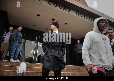 N-Dubz Rapper Dappy, richtiger Name Dino Costas Contostavlos (Mitte), verlässt das Guildford Crown Court, wo er wegen Affray angeklagt wurde, nachdem er an einer Tankstelle verunglirt war, bei der drei Männer schwere Gesichtsverletzungen erlitten hatten. Stockfoto