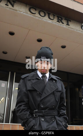 N-Dubz Rapper Dappy, richtiger Name Dino Costas Contostavlos, verlässt das Crown Court von Guildford, wo er wegen Affray angeklagt wurde, nachdem er an einer Tankstelle drei Männer mit schweren Gesichtsverletzungen behandelt hatte. Stockfoto