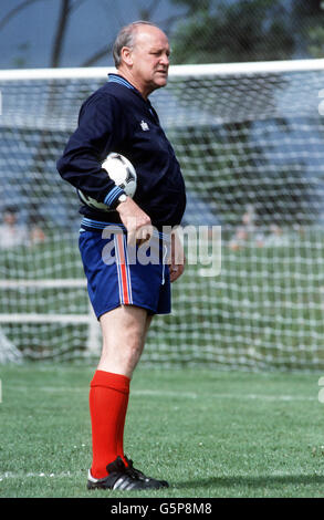 Ron Greenwood - Weltmeisterschaft 82. England-Manager Ron Greenwood während einer Trainingseinheit mit dem englischen Team während der WM-Finals 1982. Stockfoto