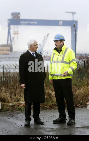 Der ehemalige Kanzler Alistair Darling mit dem Vorsitzenden der Rosyth Trade Unions Raymond Duguid bei einem Besuch in Rosyth am ersten Tag einer Schottland-Tour, wo er sich nach Ansichten über die Unabhängigkeitsdebatte befragen wird. Stockfoto