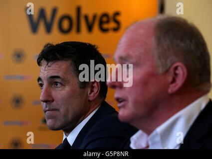 Dean Saunders, Manager des neuen Wolverhampton Wanderers, teilt einen Witz mit dem Eigentümer und Vorsitzenden Steve Morgan (rechts) während der Pressekonferenz in Molineux, Wolverhampton. Stockfoto