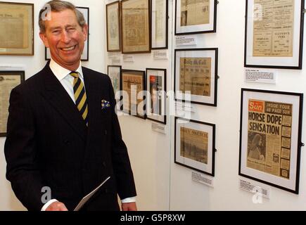 Der Prinz von Wales bei seinem Besuch der Ausstellung im St. Bride's Institute im Zentrum von London anlässlich des 300. Jahrestages der Fleet Street als ehemalige natürliche Heimat der britischen nationalen Zeitungen. *die Ausstellung enthält Originale der ersten Ausgaben vieler Zeitungen, Faksimiles berühmter Titelseiten und bietet einen faszinierenden und faszinierenden Einblick in die Geschichte der wohl berühmtesten Straße Londons, obwohl sie jetzt von jeder nationalen Nachrichtenorganisation verlassen wurde. Stockfoto