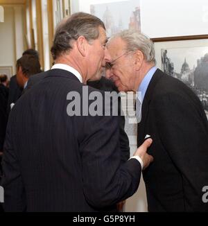 Der Prinz von Wales (L) spricht mit Rupert Murdoch, dem Präsidenten der Nachrichtenagentur, während seines Besuchs in der Ausstellung im Bride's Institute im Zentrum von London anlässlich des 300. Jahrestages der Fleet Street, der ehemaligen natürlichen Heimat der britischen nationalen Zeitungen. *die Ausstellung enthält Originale der ersten Ausgaben vieler Zeitungen, Faksimiles berühmter Titelseiten und bietet einen faszinierenden und faszinierenden Einblick in die Geschichte der wahrscheinlich noch berühmtesten Straße Londons, obwohl sie jetzt von jeder nationalen Nachrichtenorganisation aufgegeben wurde. Stockfoto