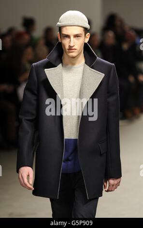 London-Kollektionen: Männer 2013 - Richard Nicoll Catwalk Stockfoto