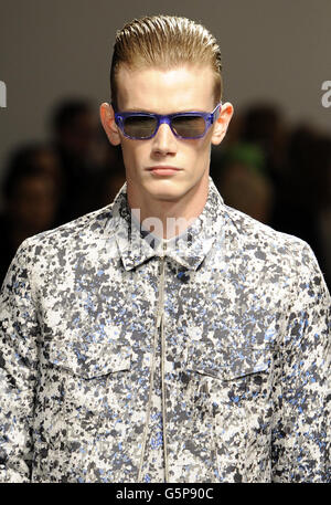 London-Kollektionen: Männer 2013 - Richard Nicoll Catwalk Stockfoto