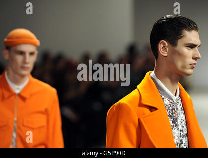 London-Kollektionen: Männer 2013 - Richard Nicoll Catwalk Stockfoto