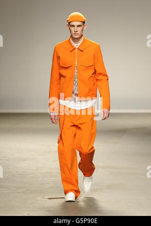 Ein Modell erscheint auf dem Laufsteg bei der Richard Nicoll Herbst/Winter Kollektion Show im Old Sorting Office, London. Stockfoto