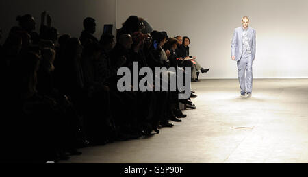 London-Kollektionen: Männer 2013 - Richard Nicoll Catwalk Stockfoto