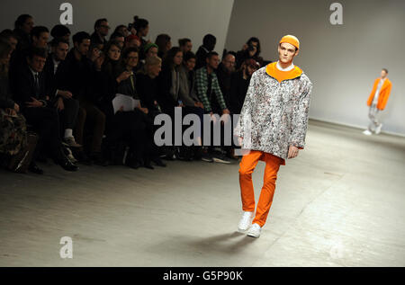 Ein Modell erscheint auf dem Laufsteg bei der Richard Nicoll Herbst/Winter Kollektion Show im Old Sorting Office, London. Stockfoto