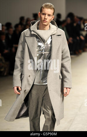 London-Kollektionen: Männer 2013 - Richard Nicoll Catwalk Stockfoto