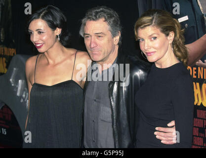 Robert De Niro mit Tochter Drena De Niro, links, die auch im Film zu sehen ist, und Rene Russo kommen zur Premiere von Showtime im Grauman's Chinese Theatre in Hollywood. Stockfoto