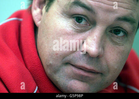 Steve Hansen, Trainer von Tempoary Wales, bereitet sein Team auf das Training in Sophia Gardens, Cardiff, vor. In der Llolyds TSB Six Nations League gegen Italien. Stockfoto