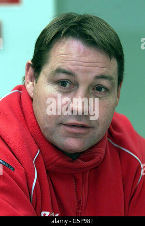 Tempoary Wales Coach Steve Hansen bereitet sein Team auf das Training im Llolyds TSB Six Nations Spiel gegen Italien vor. In Sophia Gardens, Cardiff. Stockfoto