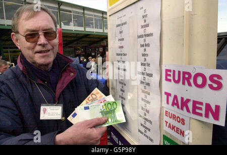 Bookie Bob Pearman, von Len Walton on Course Bookmakers in Manchester, hält Euros, die das Unternehmen jetzt auf Wetten auf der Cheltenham drei Tage National Hunt Festival. Stockfoto