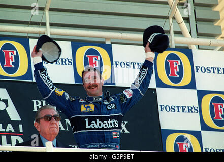 Nigel Mansell feiert nach dem Gewinn des britischen Grand Prix in Silverstone. Stockfoto