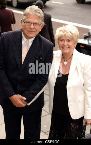 Die TV-Moderatorin Gloria Hunniford und ihr Mann Stephen Way kamen im Le Meridien Grosvenor House Hotel, London, für die TRIC (Television & Radio Industries Club) Awards 2002 an. Stockfoto