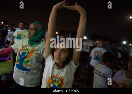 Kairo, Ägypten. 21. Juni 2016. Eine Mädchen besucht Feier des internationalen Tag des Yoga 2016 an der al-Azhar-Park in Kairo, Ägypten, 21. Juni 2016. © Meng Tao/Xinhua/Alamy Live-Nachrichten Stockfoto