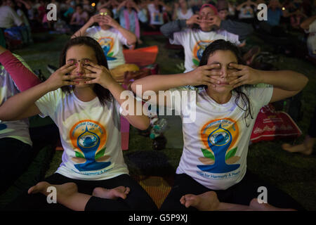 Kairo, Ägypten. 21. Juni 2016. Menschen praktizieren Yoga zusammen, um 2016 International Day of Yoga an der al-Azhar-Park in Kairo, Ägypten, 21. Juni 2016 feiern. © Meng Tao/Xinhua/Alamy Live-Nachrichten Stockfoto