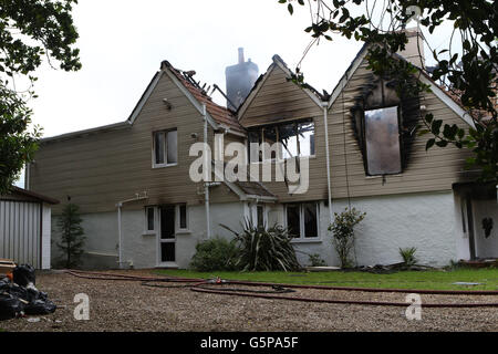 Ringwood, Hamphire, UK. 22. Juni 2016. Ein Großbrand hat in einer Unterkunft von 1,5 Millionen Pfund in Poulner in Ringwood ergriffen. Flammen verschlungen das Eigentum an der Hangersley Kreuzung am ca. 06:30 heute Morgen.  Shane Phayer, der in der Nähe wohnt, stürzte um zu sehen, ob jemand drinnen war, nachdem seine Mutter Bobbie die Flammen sah.  Rauch von der A31 noch erkennbar und das Glas hörte man knacken und zerbrechen unter dem Druck der Wärme. Sechs Feuerwehrfahrzeuge dauerte mehr als zwei Stunden, um das Feuer unter Kontrolle zu bringen. Stockfoto