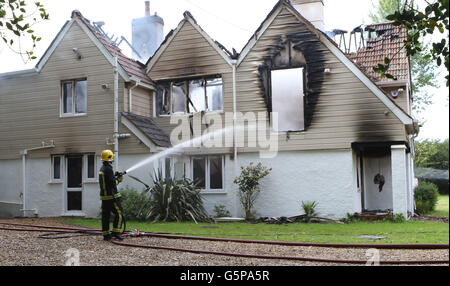 Ringwood, Hamphire, UK. 22. Juni 2016. Ein Großbrand hat in einer Unterkunft von 1,5 Millionen Pfund in Poulner in Ringwood ergriffen. Flammen verschlungen das Eigentum an der Hangersley Kreuzung am ca. 06:30 heute Morgen.  Shane Phayer, der in der Nähe wohnt, stürzte um zu sehen, ob jemand drinnen war, nachdem seine Mutter Bobbie die Flammen sah.  Rauch von der A31 noch erkennbar und das Glas hörte man knacken und zerbrechen unter dem Druck der Wärme. Sechs Feuerwehrfahrzeuge dauerte mehr als zwei Stunden, um das Feuer unter Kontrolle zu bringen. Stockfoto