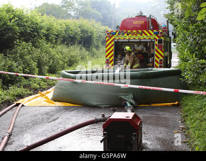 Ringwood, Hamphire, UK. 22. Juni 2016. Ein Großbrand hat in einer Unterkunft von 1,5 Millionen Pfund in Poulner in Ringwood ergriffen. Flammen verschlungen das Eigentum an der Hangersley Kreuzung am ca. 06:30 heute Morgen.  Shane Phayer, der in der Nähe wohnt, stürzte um zu sehen, ob jemand drinnen war, nachdem seine Mutter Bobbie die Flammen sah.  Rauch von der A31 noch erkennbar und das Glas hörte man knacken und zerbrechen unter dem Druck der Wärme. Sechs Feuerwehrfahrzeuge dauerte mehr als zwei Stunden, um das Feuer unter Kontrolle zu bringen. Bildnachweis: Uknip/Alamy Live-Nachrichten Stockfoto