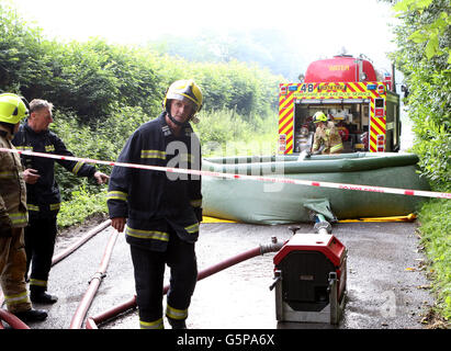 Ringwood, Hamphire, UK. 22. Juni 2016. Ein Großbrand hat in einer Unterkunft von 1,5 Millionen Pfund in Poulner in Ringwood ergriffen. Flammen verschlungen das Eigentum an der Hangersley Kreuzung am ca. 06:30 heute Morgen.  Shane Phayer, der in der Nähe wohnt, stürzte um zu sehen, ob jemand drinnen war, nachdem seine Mutter Bobbie die Flammen sah.  Rauch von der A31 noch erkennbar und das Glas hörte man knacken und zerbrechen unter dem Druck der Wärme. Sechs Feuerwehrfahrzeuge dauerte mehr als zwei Stunden, um das Feuer unter Kontrolle zu bringen. Bildnachweis: Uknip/Alamy Live-Nachrichten Stockfoto