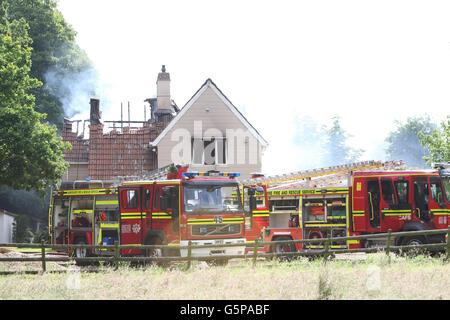 Ringwood, Hamphire, UK. 22. Juni 2016. Ein Großbrand hat in einer Unterkunft von 1,5 Millionen Pfund in Poulner in Ringwood ergriffen. Flammen verschlungen das Eigentum an der Hangersley Kreuzung am ca. 06:30 heute Morgen.  Shane Phayer, der in der Nähe wohnt, stürzte um zu sehen, ob jemand drinnen war, nachdem seine Mutter Bobbie die Flammen sah.  Rauch von der A31 noch erkennbar und das Glas hörte man knacken und zerbrechen unter dem Druck der Wärme. Sechs Feuerwehrfahrzeuge dauerte mehr als zwei Stunden, um das Feuer unter Kontrolle zu bringen. Bildnachweis: Uknip/Alamy Live-Nachrichten Stockfoto