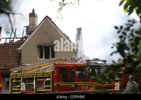 Ringwood, Hamphire, UK. 22. Juni 2016. Ein Großbrand hat in einer Unterkunft von 1,5 Millionen Pfund in Poulner in Ringwood ergriffen. Flammen verschlungen das Eigentum an der Hangersley Kreuzung am ca. 06:30 heute Morgen.  Shane Phayer, der in der Nähe wohnt, stürzte um zu sehen, ob jemand drinnen war, nachdem seine Mutter Bobbie die Flammen sah.  Rauch von der A31 noch erkennbar und das Glas hörte man knacken und zerbrechen unter dem Druck der Wärme. Sechs Feuerwehrfahrzeuge dauerte mehr als zwei Stunden, um das Feuer unter Kontrolle zu bringen. Bildnachweis: Uknip/Alamy Live-Nachrichten Stockfoto