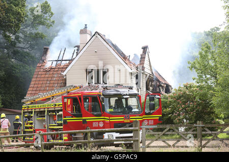 Ringwood, Hamphire, UK. 22. Juni 2016. Ein Großbrand hat in einer Unterkunft von 1,5 Millionen Pfund in Poulner in Ringwood ergriffen. Flammen verschlungen das Eigentum an der Hangersley Kreuzung am ca. 06:30 heute Morgen.  Shane Phayer, der in der Nähe wohnt, stürzte um zu sehen, ob jemand drinnen war, nachdem seine Mutter Bobbie die Flammen sah.  Rauch von der A31 noch erkennbar und das Glas hörte man knacken und zerbrechen unter dem Druck der Wärme. Sechs Feuerwehrfahrzeuge dauerte mehr als zwei Stunden, um das Feuer unter Kontrolle zu bringen. Bildnachweis: Uknip/Alamy Live-Nachrichten Stockfoto