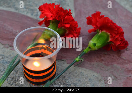 Tambow, Tambow, Russland. 22. Juni 2016. Die patriotische Aktion '' Kerze of Memory'' in Russland 22. Juni 2016 statt. Diese patriotische Veranstaltung gewidmet denen, die im großen Vaterländischen Krieg 1941-1945 Jahren starb (in diesem Jahr das 75-jährige Bestehen des großen Vaterländischen Krieges (22. Juni 1941) in der Stadt Tambov (Russland) die patriotischen Aktion '' Kerze of Memory'' wurde 22. Juni 2016 statt Zoll 04:00 Moskauer Zeit. © Aleksei Sukhorukov/ZUMA Draht/Alamy Live News Stockfoto