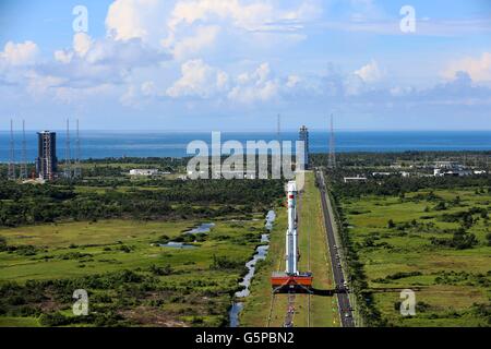 Wenchang, Chinas Provinz Hainan. 22. Juni 2016. Langer März-7-Trägerrakete wird vertikal auf der Startrampe in Wenchang, Süd-China Provinz Hainan, 22. Juni 2016 übertragen. China plant, seine neue Generation lange März-7 Trägerrakete von Samstag bis Mittwoch von einem neuen Start in Wenchang gemahlen. Der lange März-7 ist eine mittlere Rakete mit flüssige Treibmittel, die bis zu 13,5 Tonnen Low Earth Orbit tragen kann. Es wird transportieren Fracht für Chinas geplante Raumstation und wird voraussichtlich der Hauptträger für Raum startet. Bildnachweis: Zeng Tao/Xinhua/Alamy Live neu Stockfoto