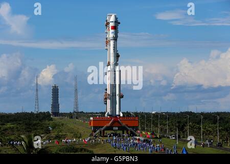 Wenchang, Chinas Provinz Hainan. 22. Juni 2016. Langer März-7-Trägerrakete wird vertikal auf der Startrampe in Wenchang, Süd-China Provinz Hainan, 22. Juni 2016 übertragen. China plant, seine neue Generation lange März-7 Trägerrakete von Samstag bis Mittwoch von einem neuen Start in Wenchang gemahlen. Der lange März-7 ist eine mittlere Rakete mit flüssige Treibmittel, die bis zu 13,5 Tonnen Low Earth Orbit tragen kann. Es wird transportieren Fracht für Chinas geplante Raumstation und wird voraussichtlich der Hauptträger für Raum startet. Bildnachweis: Zeng Tao/Xinhua/Alamy Live neu Stockfoto