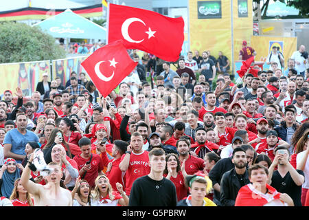 Hamburg, Deutschland. 21. Juni 2016. Fans feiern Uhr das Spiel Türkei gegen Tschechien bei einer öffentlichen Vorführung Veranstaltung am Heiligengeistfeld in Hamburg, Deutschland, 21. Juni 2016. Foto: Bodo Marks/Dpa/Alamy Live News Stockfoto