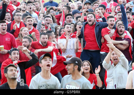 Hamburg, Deutschland. 21. Juni 2016. Fans feiern die 0:1 Tor für die Türkei in das Spiel Türkei gegen Tschechien bei einer öffentlichen Vorführung Veranstaltung am Heiligengeistfeld in Hamburg, Deutschland, 21. Juni 2016. Foto: Bodo Marks/Dpa/Alamy Live News Stockfoto