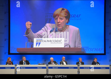 Bundeskanzlerin Angela Merkel (CDU) spricht bei der CDU ├ûkonomie Tag an die Teilnehmer der Konferenz. Unterhalb der Kanzlerin auf dem Podium sitzen: Besitzer von Kompass Consultany, Astrid Hamker, Vorstandsvorsitzender der Jenoptik AG, Michael Mertin, Präsident von der Wirtschaft und Leiter der Verwaltung der Bahlsen, Werner M. Bahlsen, Vorsitzender des Vorstands der Daimler AG, Dieter Zetsche, Leiter des Beratenden Ausschusses der Unternehmensgruppe Peegut/Kammerdiener, Schetter und Generalsekretär des Ausschusses für Wirtschaft CDU , Wolfgang Steiger. Das diesjährige Wirtschaft Tag steht unter dem Motto "Europa in einer Wendung der Epochen". Stockfoto