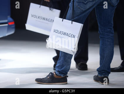 Hannover, Deutschland. 22. Juni 2016. Aktionäre stehen an der Hauptversammlung der Volkswagen AG in Hannover, Deutschland, 22. Juni 2016. Foto: Peter Steffen/Dpa/Alamy Live News Stockfoto