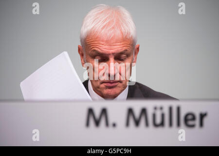 Hannover, Deutschland. 22. Juni 2016. Matthias Mueller, Vorsitzender des Vorstands der Volkswagen AG, besucht Volkswagen AG Hauptversammlung in Hannover, Deutschland, 22. Juni 2016. Foto: Nigel Treblin/Dpa/Alamy Live News Stockfoto