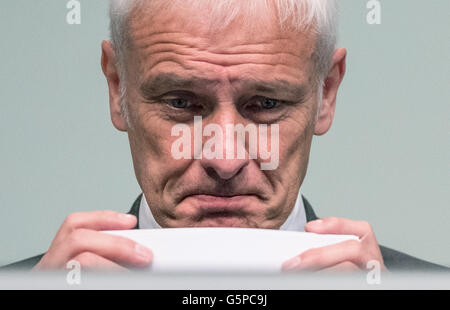 Hannover, Deutschland. 22. Juni 2016. Matthias Mueller, Vorsitzender des Vorstands der Volkswagen AG, besucht Volkswagen AG Hauptversammlung in Hannover, Deutschland, 22. Juni 2016. Foto: Peter Steffen/Dpa/Alamy Live News Stockfoto