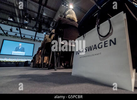 Hannover, Deutschland. 22. Juni 2016. Aktionäre zu hören, den Reden der Vorstand der Volkswagen AG am Aktionär des Unternehmens treffen in Hannover, Deutschland, 22 Juni 2016.Photo: Peter Steffen/Dpa/Alamy Live News Stockfoto