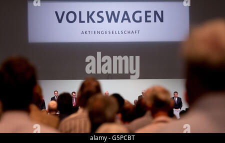 Hannover, Deutschland. 22. Juni 2016. Aktionäre hören die Reden des Vorstandes der Volkswagen AG an die Firma Hauptversammlung in Hannover, Deutschland, 22. Juni 2016. Foto: Peter Steffen/Dpa/Alamy Live News Stockfoto