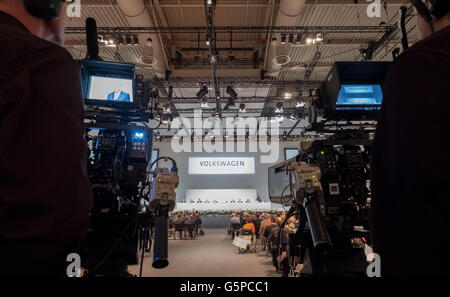 Hannover, Deutschland. 22. Juni 2016. Aktionäre hören die Reden des Vorstandes der Volkswagen AG an die Firma Hauptversammlung in Hannover, Deutschland, 22. Juni 2016. Foto: Peter Steffen/Dpa/Alamy Live News Stockfoto