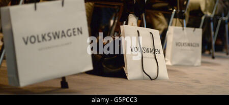 Hannover, Deutschland. 22. Juni 2016. Taschen mit mit dem Wort "Volkswagen" stehen bei der Hauptversammlung der Volkswagen AG in Hannover, Deutschland, 22. Juni 2016. Foto: Sebastian Gollnow/Dpa/Alamy Live News Stockfoto