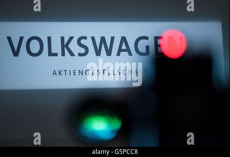 Hannover, Deutschland. 22. Juni 2016. Der Markenname "Volkswagen" kann während der Hauptversammlung der Volkswagen AG in Hannover, Deutschland, 22. Juni 2016 gesehen werden. Foto: Peter Steffen/Dpa/Alamy Live News Stockfoto