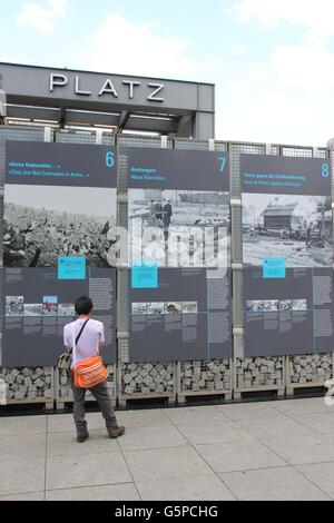 Berlin, Deutschland. 21. Juni 2016. Die blutigen Schlachten an der Ostfront, Leiden der Kriegsgefangenen und Vernichtung der Juden und Roma Menschen erinnert eine Ausstellung anlässlich des 75. Jahrestages des Angriffs des nationalsozialistischen Deutschlands auf die Sowjetunion am 22. Juni. Ausstellung in Berlin, Deutschland, 21. Juni 2016 gesehen. Dem zweiten Weltkrieg behauptete rund 27 Millionen lebt, hauptsächlich Zivilisten, in der Sowjetunion. © Martin Weiser/CTK Foto/Alamy Live-Nachrichten Stockfoto