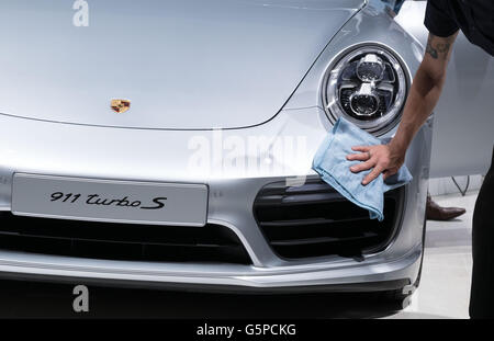 Hannover, Deutschland. 22. Juni 2016. Ein Mitarbeiter reinigt einen Porsche während der Hauptversammlung der Volkswagen AG in Hannover, Deutschland, 22. Juni 2016. Foto: Peter Steffen/Dpa/Alamy Live News Stockfoto