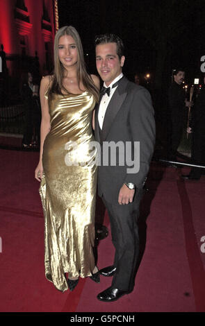 Washington, District Of Columbia, USA. 16. Januar 2012. Ivanka Trump, 19, und ihrem Freund Greg Hirsch besuchen die Bloomberg-Party nach 2001 White House Correspondents Association Dinner in Washington, DC am 28. April, 2001.Credit: Ron Sachs/CNP © Ron Sachs/CNP/ZUMA Draht/Alamy Live News Stockfoto